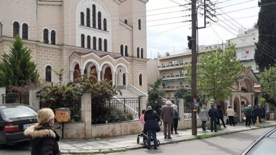 Θεσσαλονίκη: Ουρές πιστών έξω από εκκλησίες παρά τις απαγορεύσεις (βίντεο)