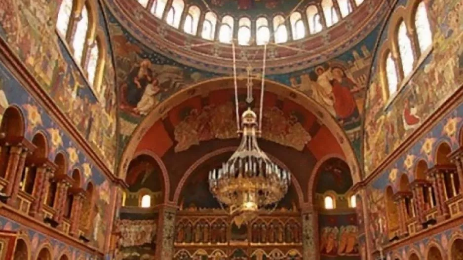 10 πιστοί εκκλησιάστηκαν/ Πληρώνουν εξώδικο