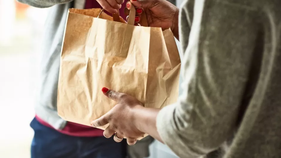 Πώς ανοίγουμε σωστά ένα πακέτο delivery εν μέσω πανδημίας