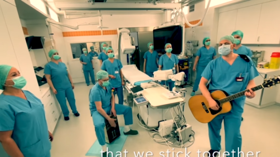 Γιατροί διασκεύασαν τραγούδι για να «ξορκίσουν» τον ιό! 