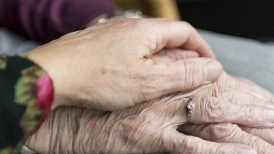 90χρονη με κορωνοϊό αρνήθηκε αναπνευστήρα για να δοθεί σε νεότερο