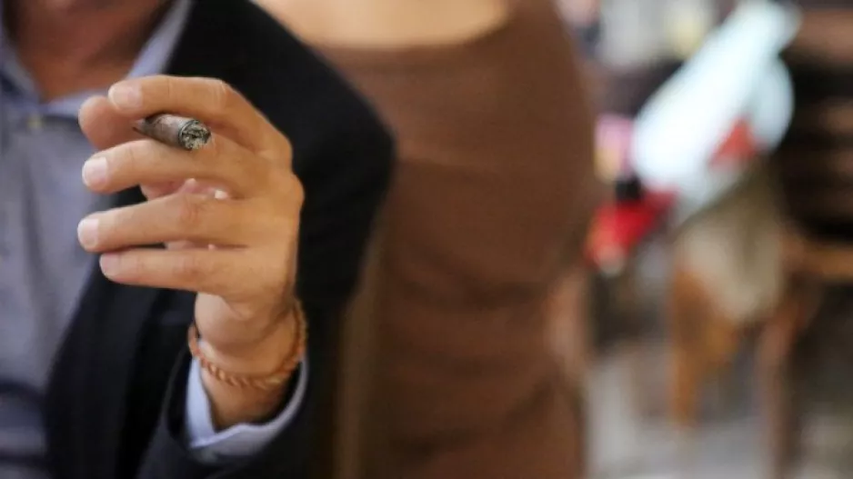 Ξεκινά έρευνα στη Γαλλία για το αν η νικοτίνη μπορεί να καταπολεμήσει τον ιό
