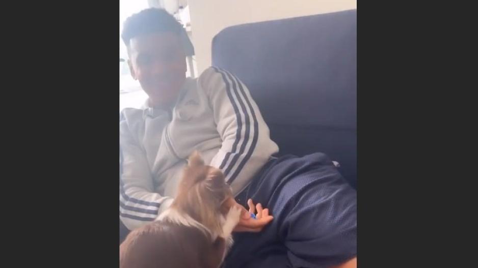 (Βίντεο) Ο Τιάγκο τεστάρει τον πανέξυπνο σκύλο του 