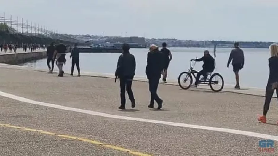 «Βούλιαξε» από κόσμο η Νέα Παραλία στη Θεσσαλονίκη (βίντεο)