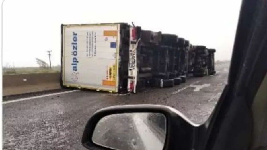 Ξάνθη: Φορτηγά ανατράπηκαν στη μέση του δρόμου 