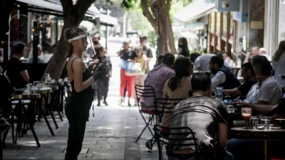 ΕΛΛΑΔΑ/(ΦΩΤΟΣ) Ο πρώτος καφές με μάσκα και αποστάσεις