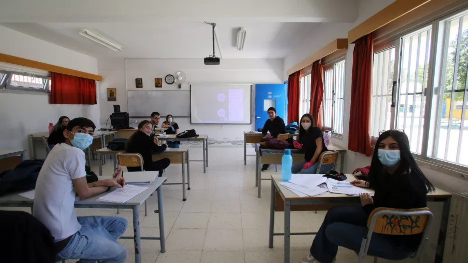 Αντιδράσεις/"Πως πάνε όλα καλά; Μαθητές σκούπιζαν τη σκόνη από τα θρανία!"