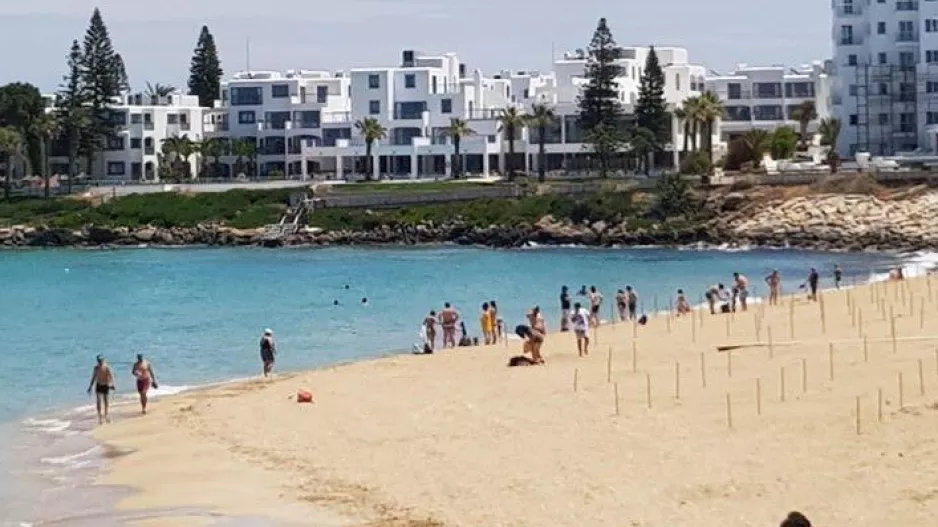 Άρχισαν να γεμίζουν παραλίες - Φωνάζουν οι ναυαγοσώστες (Φώτος)