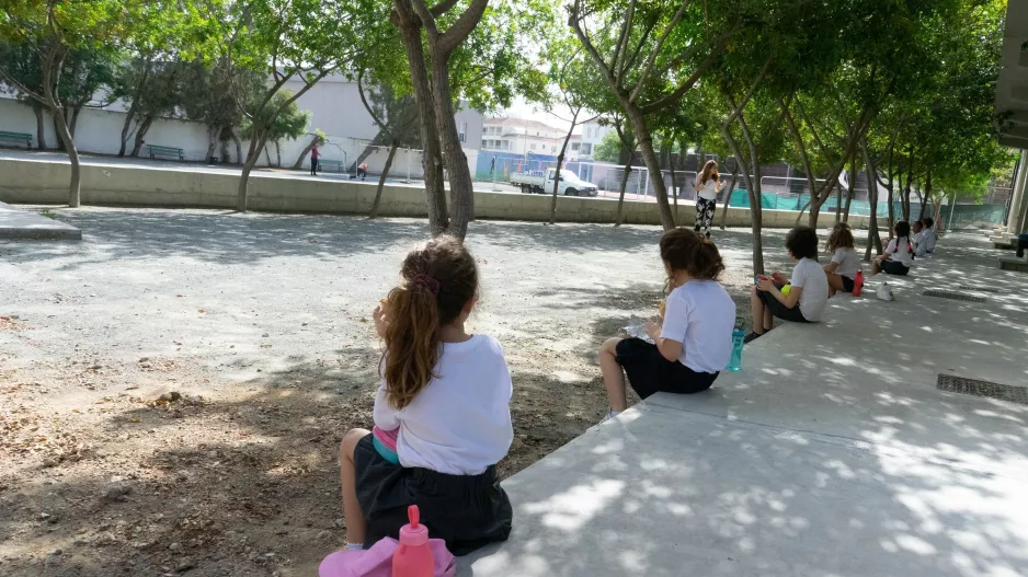 ΦΩΤΟΣ/Επέστρεψαν με... αποστάσεις στα σχολεία