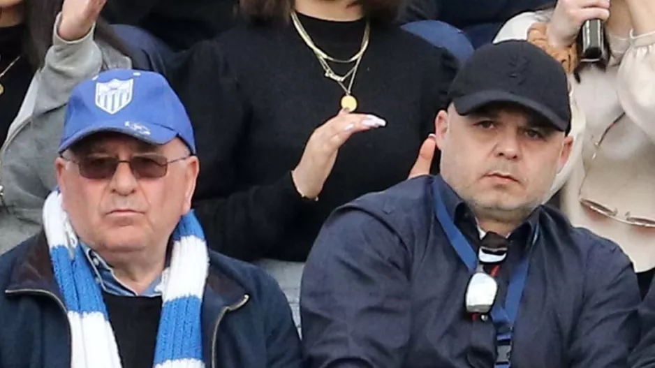 Σε επικοινωνία και... αναμένουν