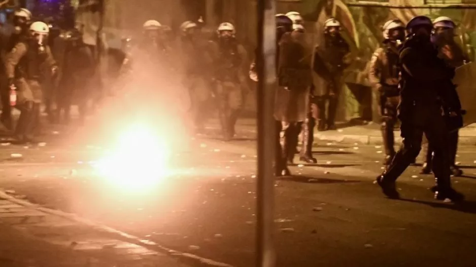 Συγκρούσεις οπαδών με την αστυνομία στο Ρέντη