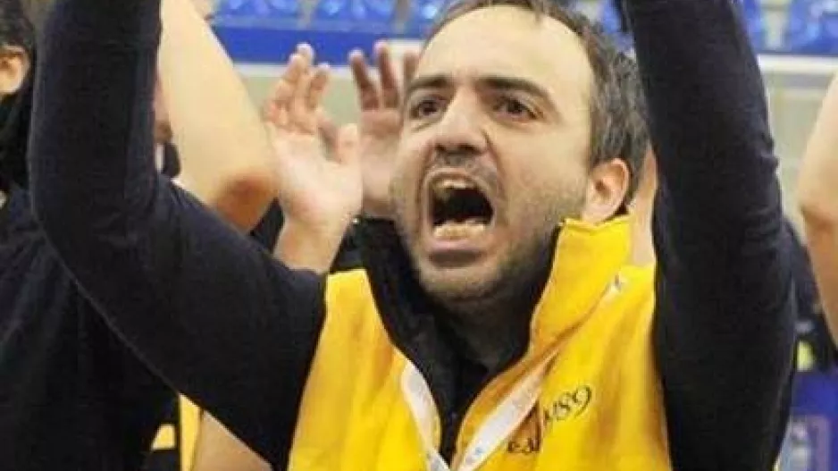 Τα βάζει με Νεοφυτίδη, έχει απορίες (με 5 λεωφορεία;), θα ήθελε επανέναρξη κλπ/ΑΝΑΡΤΗΣΗ 