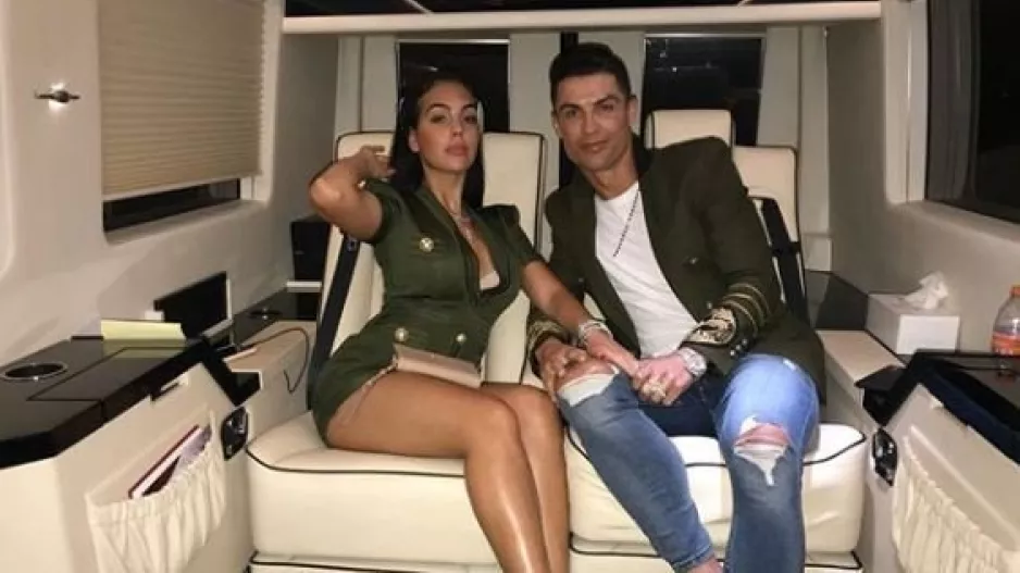 Η Georgina του CR7 βγήκε με το στρινγκ στην αυλή! (ΦΩΤΟ)