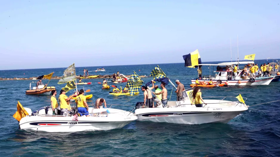 Όταν οι ΛΕΟΝΤΕΣ... κιτρίνισαν τη θάλασσα της Λεμεσού!