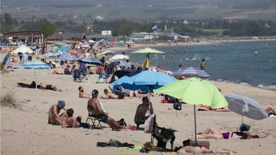 «Βούλιαξε» από κόσμο η παραλία/ΦΩΤΟΣ