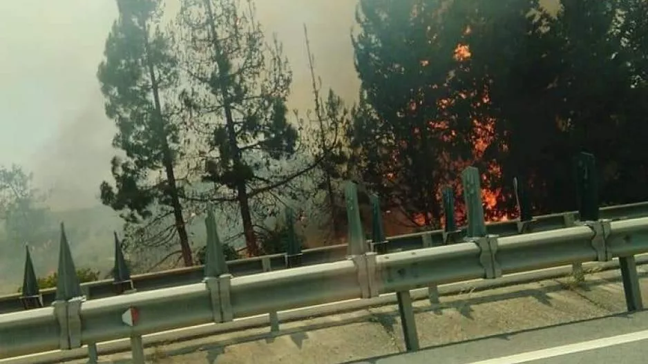 Μεγάλη πυρκαγιά παρά τον αυτοκινητόδρομο Λευκωσίας - Λεμεσού (Φωτος)