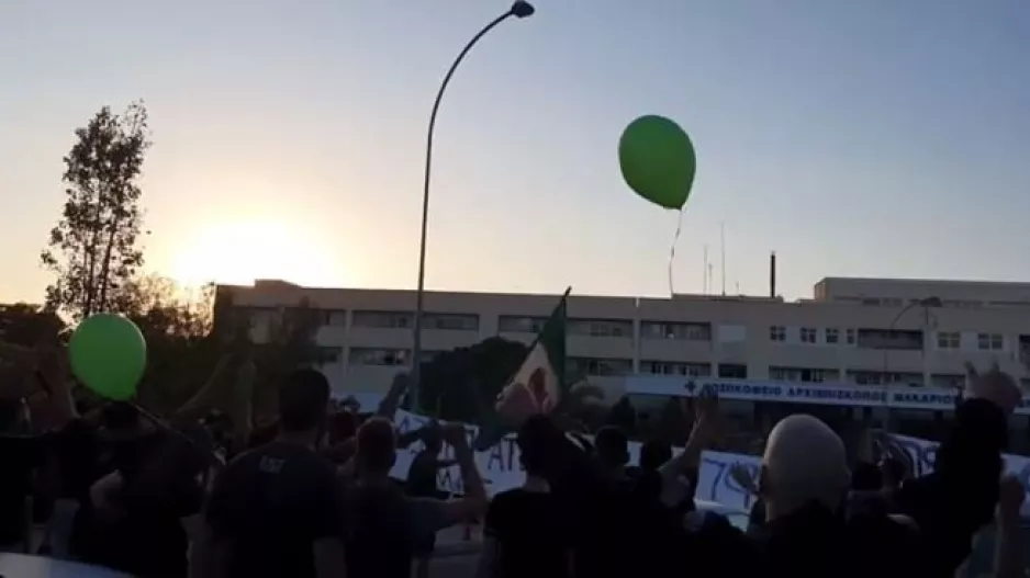 (Συγκινητικό βίντεο) Η Θύρα 9 έξω από το Νοσοκομείο!