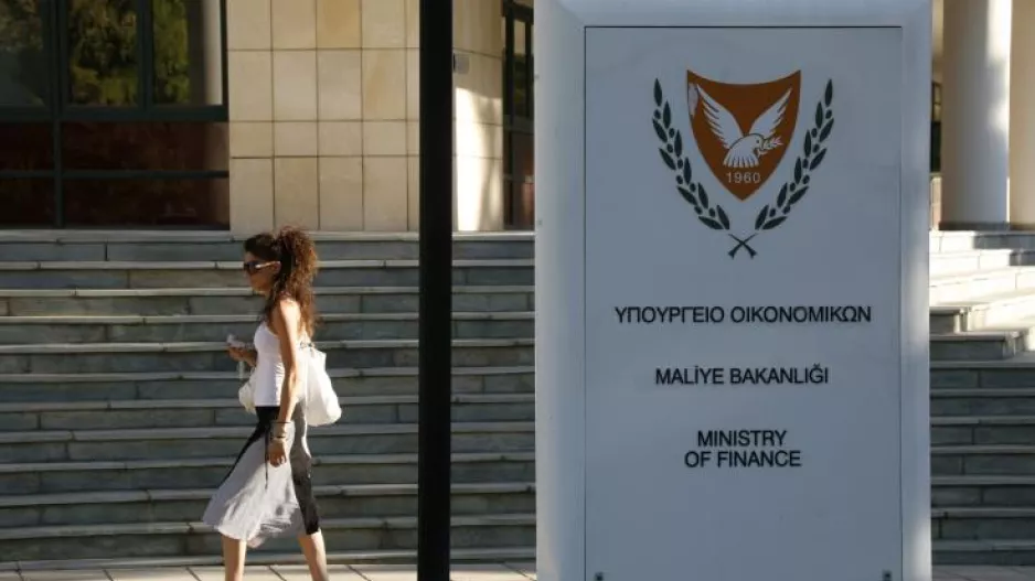 ΥΠΟΙΚ/ "Κόπηκαν" ταξίδια, υπερωρίες, επιδόματα