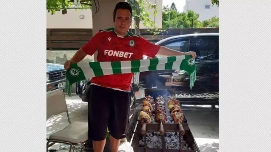 Πανηγυρίζει με κασκόλ και... σούβλες