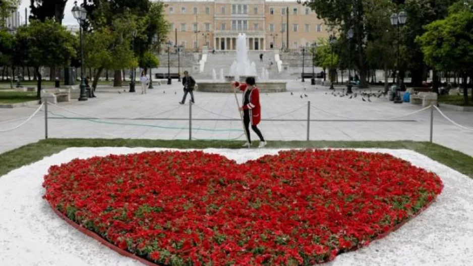 Κόκκινη καρδιά από 1.500 λουλούδια στο Σύνταγμα για τους γιατρούς!