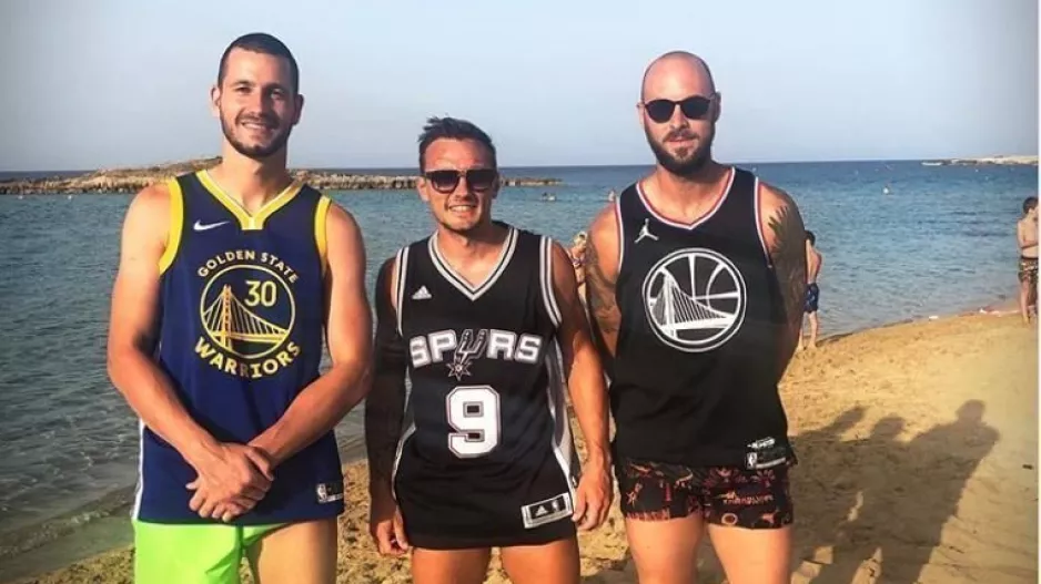 Με τ΄αδέρφια και... Μόνο Ομόνοια 