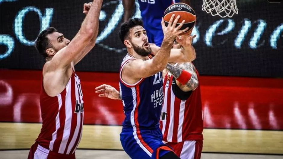 "Δεν είναι αλήθεια όσα έχουν βγει για μένα και τον Ολυμπιακό"