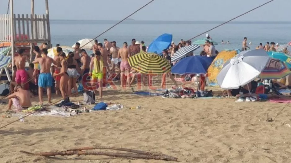 (ΦΩΤΟΣ/ΒΙΝΤΕΟ) Γέμισε κόσμο παραλία στην Κρήτη
