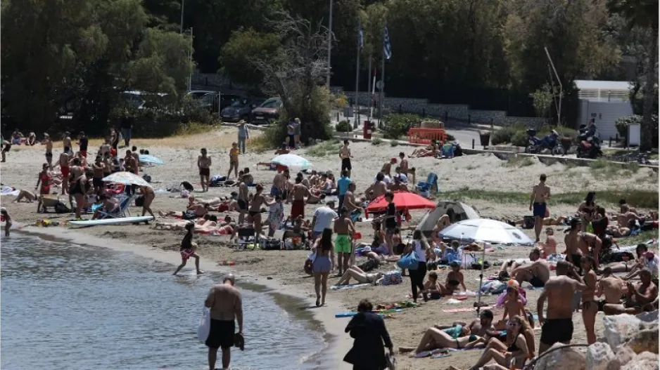 "Βούλιαξαν" οι παραλίες της Αττικής από κόσμο (ΦΩΤΟΣ)