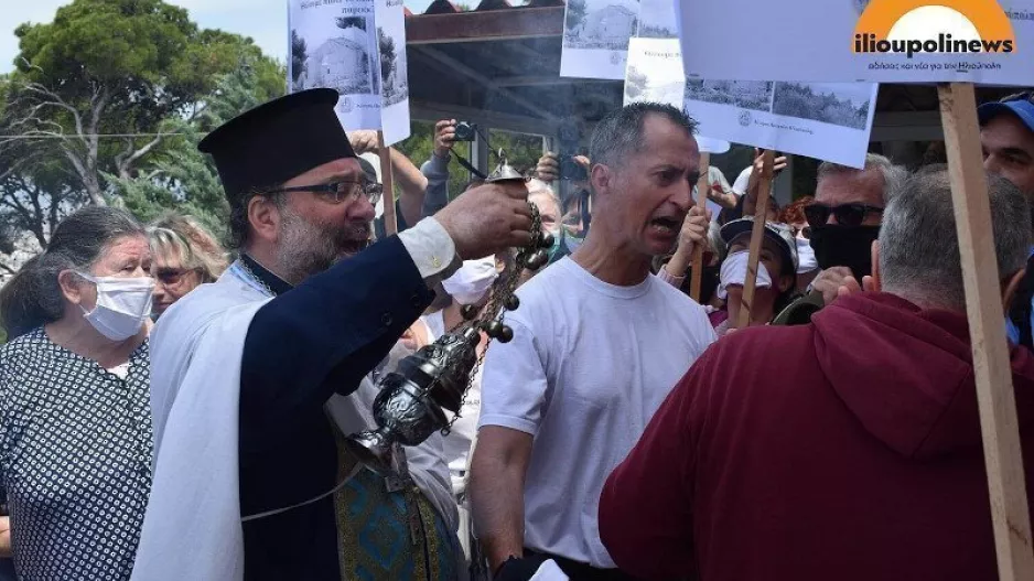 Διαδηλωτές συνεπλάκησαν με πιστούς! (φώτος/βίντεο) 
