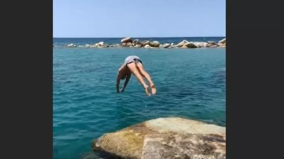 SMS και... βουτιά ο παικταράς (βίντεο)
