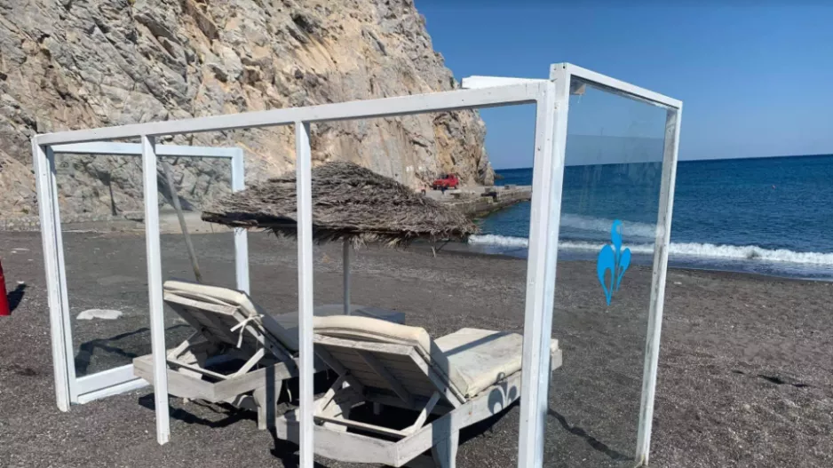 Εγκαταστάθηκαν οι πρώτες ξαπλώστρες με πλέξιγκλας