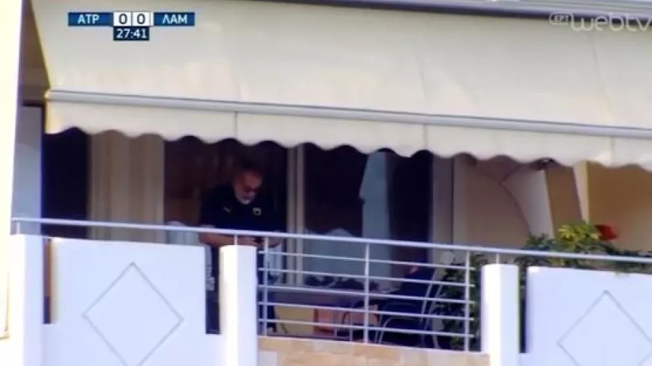 ΑΕΚτζής βλέπει το ματς από το μπαλκόνι του