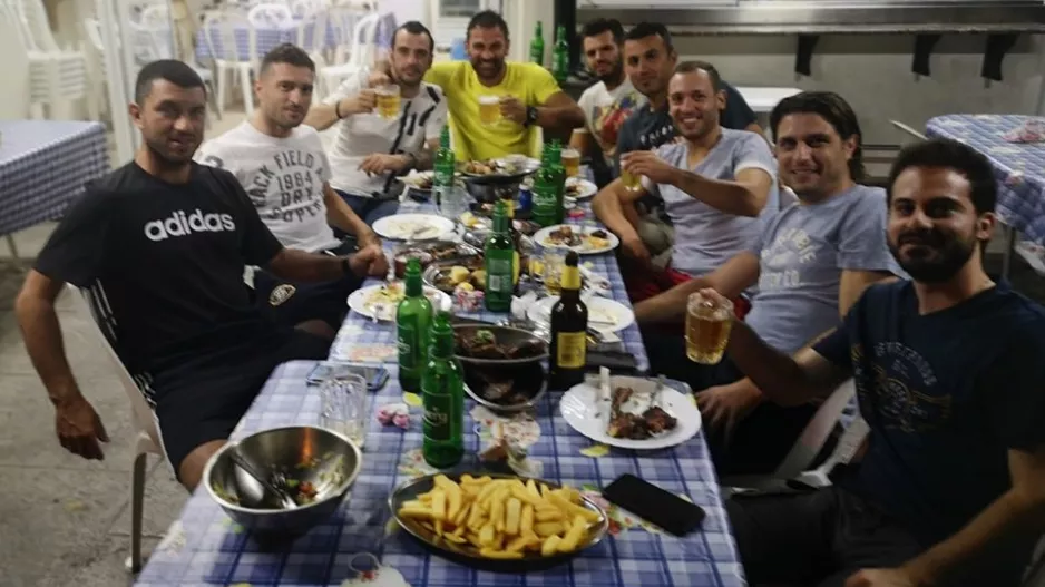 Μια παρέα, καντάρια... μπάλα!