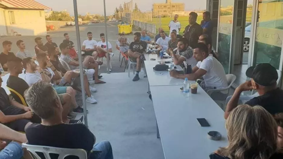 Επίσημη πρώτη γνωριμίας (Φώτος)