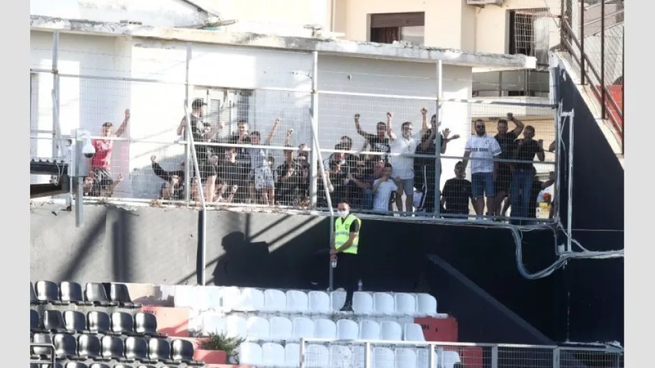 ΟΦΗ - ΑΕΚ/ Οι οπαδοί των Κρητικών βλέπουν το ματς από τις ταράτσες! (φώτος)