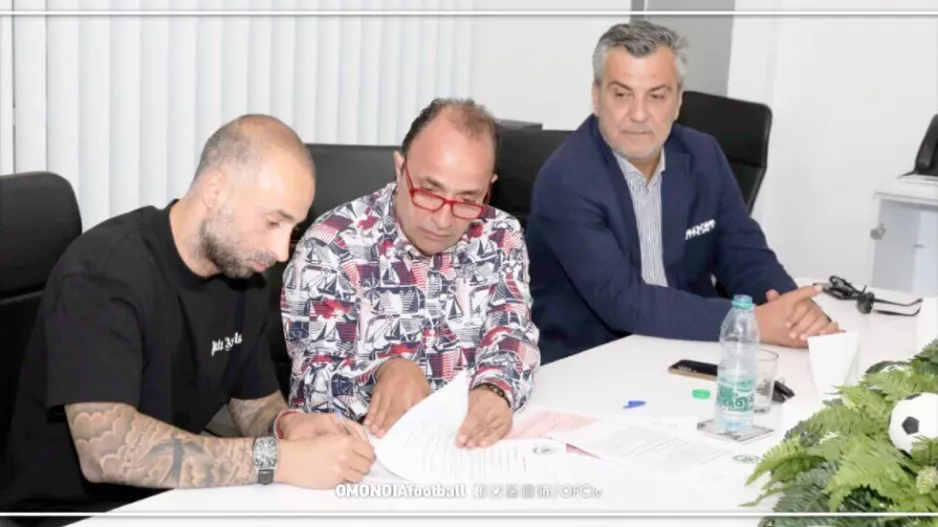 ΦΩΤΟΣ από τις υπογραφές με Παπουλή