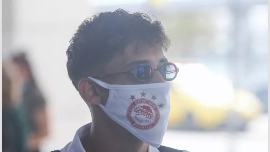 Με μάσκες οι παίκτες κατά την αναχώρησή τους