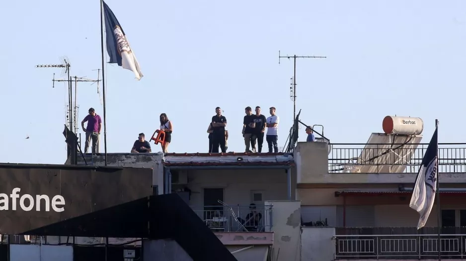 ΠΑΟΚ - Ολυμπιακός: Ανέβηκαν σε ταράτσα για να δουν τον αγώνα! (Φώτος)