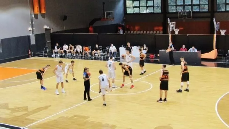 Εδιωξε πέντε παίκτες της παιδικής ομάδας πριν από την τελική φάση