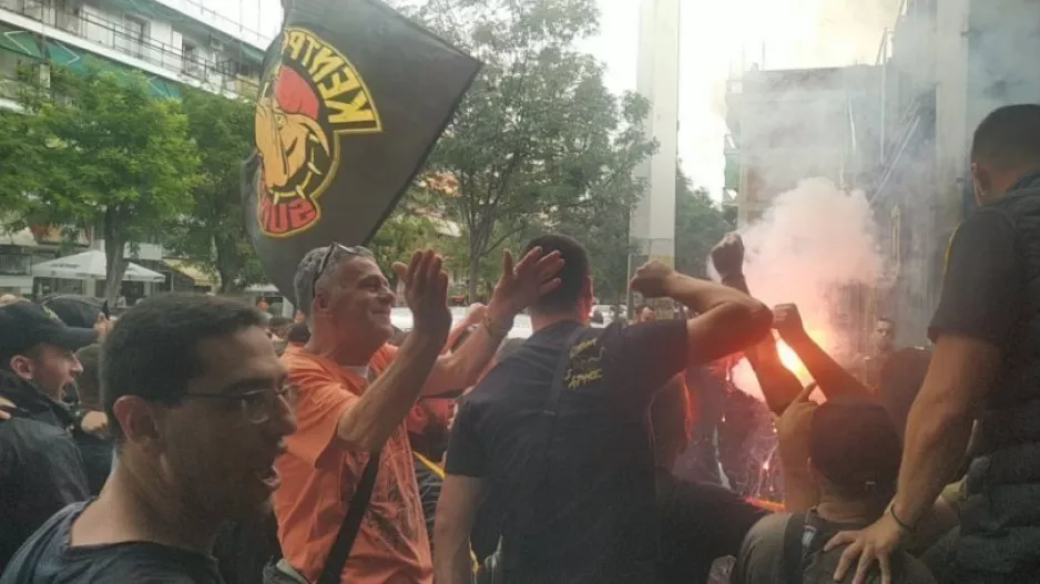 Παρουσία κόσμου έξω από το «Κλεάνθης Βικελίδης» η τελευταία προπόνηση του Άρη