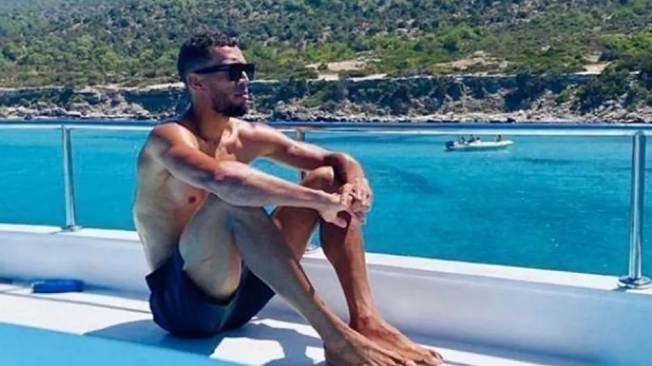 Χαλαρώνει στον Ακάμα