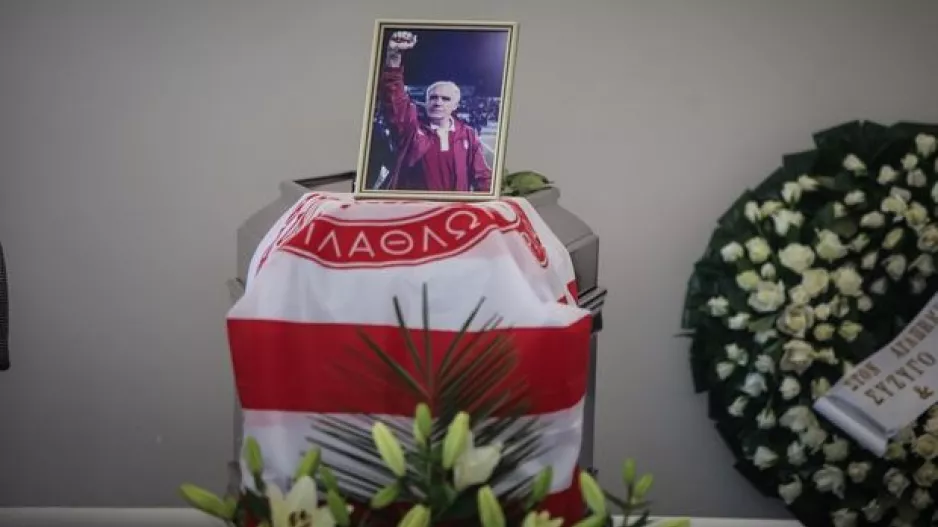 Αλέφαντος: Το ύστατο χαίρε, σκεπασμένη με τη σημαία του Ολυμπιακού η σωρός του