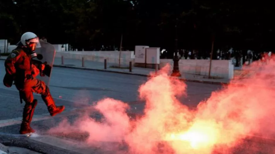 (ΒΙΝΤΕΟ) Ένταση στο κέντρο της Αθήνας στην πορεία για τη δολοφονία Φλόιντ 