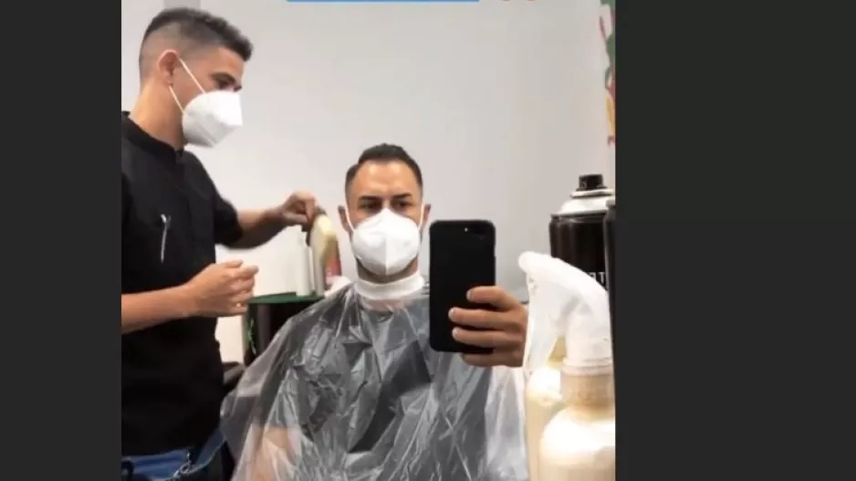 Στο κουρείο με μάσκα 