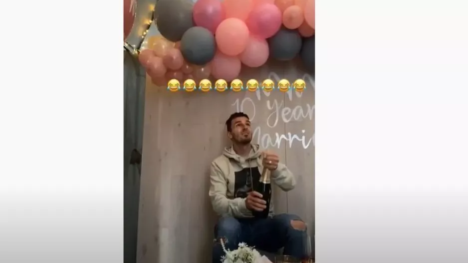Άνοιξε σαμπάνια ο Ματ (βίντεο) 