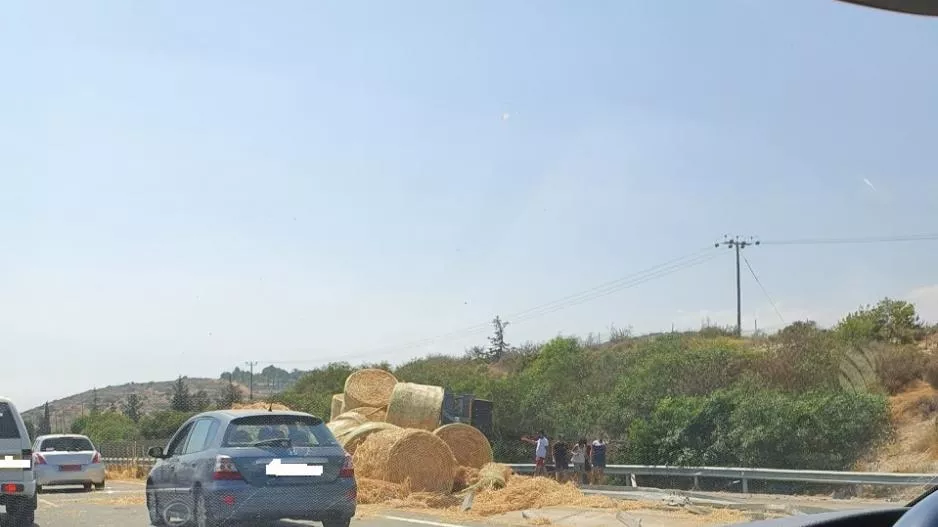 Κλειστός για ώρες ο δρόμος Λευκωσιας-Λεμεσού/Ανατράπηκε φορτηγό (UPD)