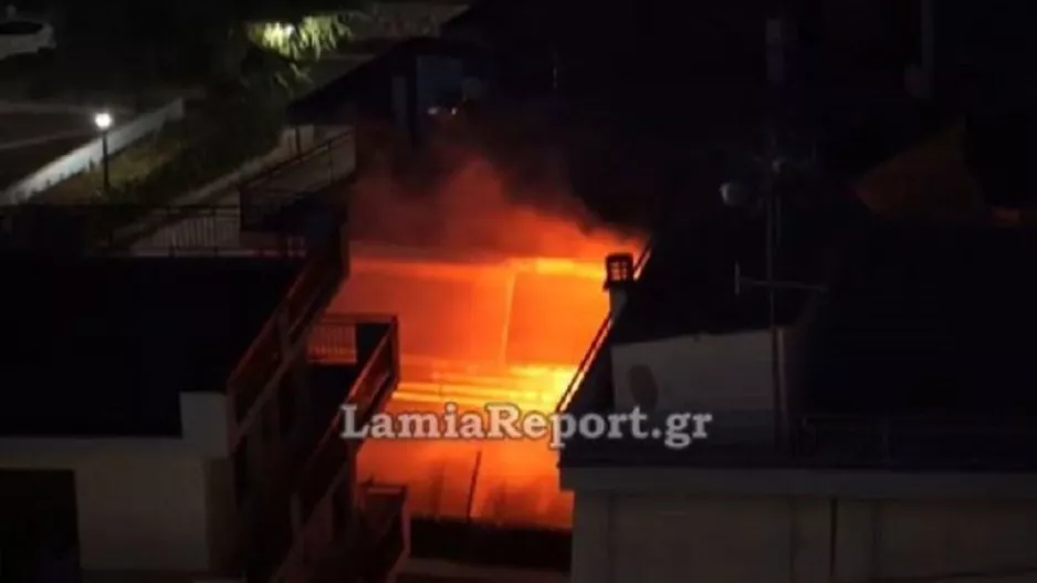 Άναψε καπνογόνο για τον Ολυμπιακό και οι γείτονες κάλεσαν την πυροσβεστική