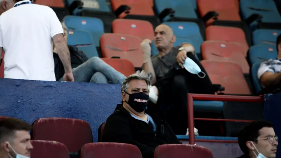 Μπάλα στην Ελλάδα με μάσκες και αποστάσεις/ΦΩΤΟΣ 