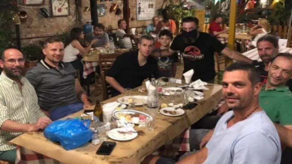 Σε ταβέρνα Διαμαντίδης, Αλβέρτης και Τσαρτσαρής (φώτο)