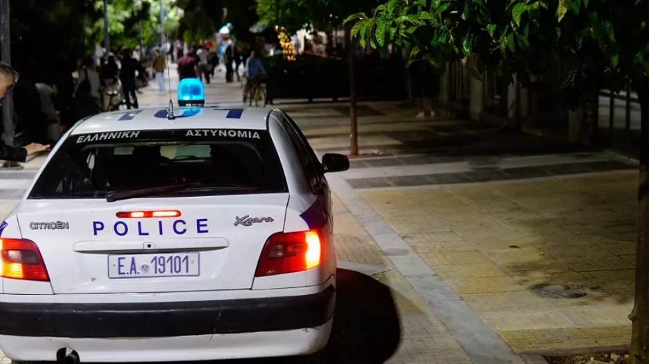 Ιδιοκτήτης μπαρ χτύπησε αστυνομικούς που πήγαν για συστάσεις